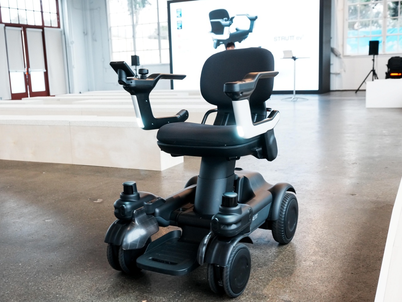 penpen3112's tweet card. 1人乗りのモビリティデバイス「ev1」は狭い空間を自律的に移動し、音声による行き先の指示にも対応する。一般公開前に先行体験した米CNET記者がその印象をお伝えする。