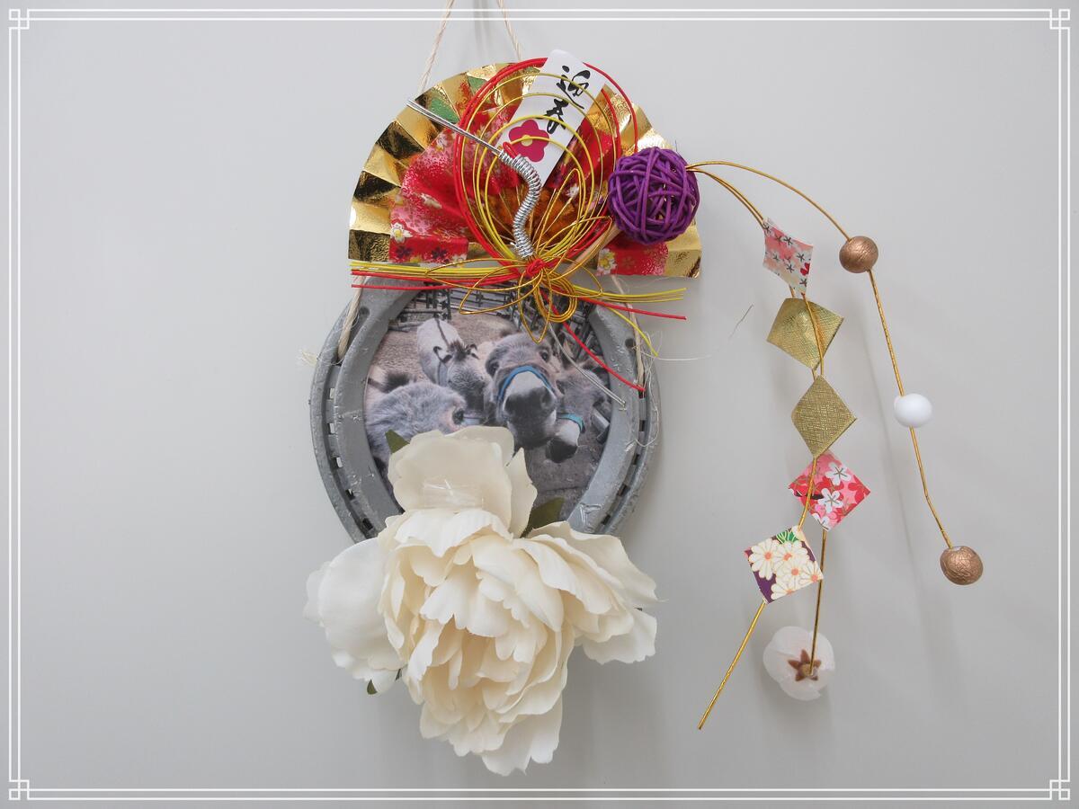 itozu_zoo's tweet card. 今年も僅かとなりましたね。 来年の干支「ウマ 」にちなみ、到津Zoo工教室「蹄鉄で正月飾りを作ろう！」を行います  蹄鉄とは、馬などの蹄を守るために装着するＵ字型の...