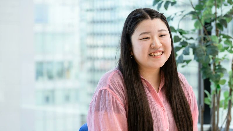 stf_engineering's tweet card. 2022年1月、アルバイト生活に終止符を打ちスタッフサービス・エンジニアリング（以下「SSE」）に入社した戸田 満里奈（トダ・マリナ）。もともと「手に職をつけたい」という思いもあったが、ヘルプデスクという仕事に役立ったのは接客バイトで培ったコミュニケーション力。現在は就業先でも頼られる存在に。