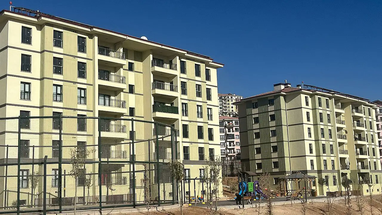 resulozbey44's tweet card. Çevre, Şehircilik ve İklim Değişikliği Bakanı Murat Kurum, 500 bin sosyal konut projesinin illere göre dağılımını paylaştı.