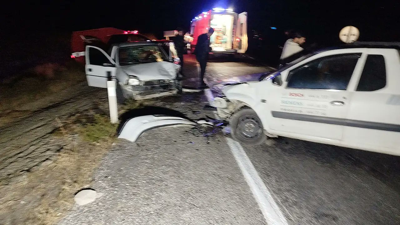 resulozbey44's tweet card. Arguvan ilçesinde 2 otomobilin kafa kafaya çarpıştığı trafik kazasında, 2 kişi yaralandı.