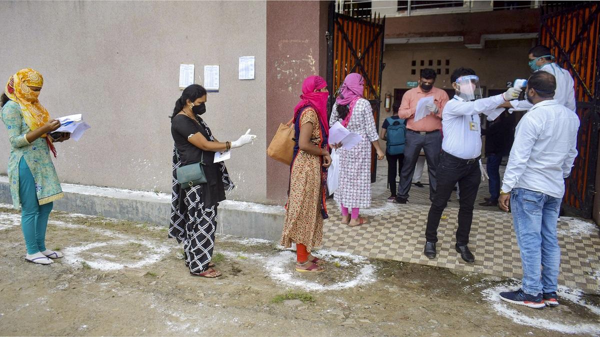 aajtak's tweet card. NTA ने अपनी तरफ से ये बताने की कोशिश की है कि किस तरीके से छात्रों द्वारा उठाए गए सवालों को ध्यान में रखते हुए परीक्षाएं आयोजित की जाएंगी. JEE की परीक्षा 1 से 6 सितंबर तक होगी, जबकि NEET की परीक्षा...