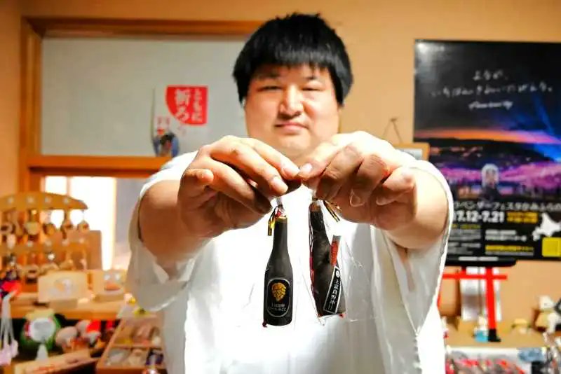 tripeat_hkd's tweet card. 【上富良野】上富良野神社（板谷之敬宮司）は、町内でビール原料のホップが生産されていることにちなみ、ビール瓶を