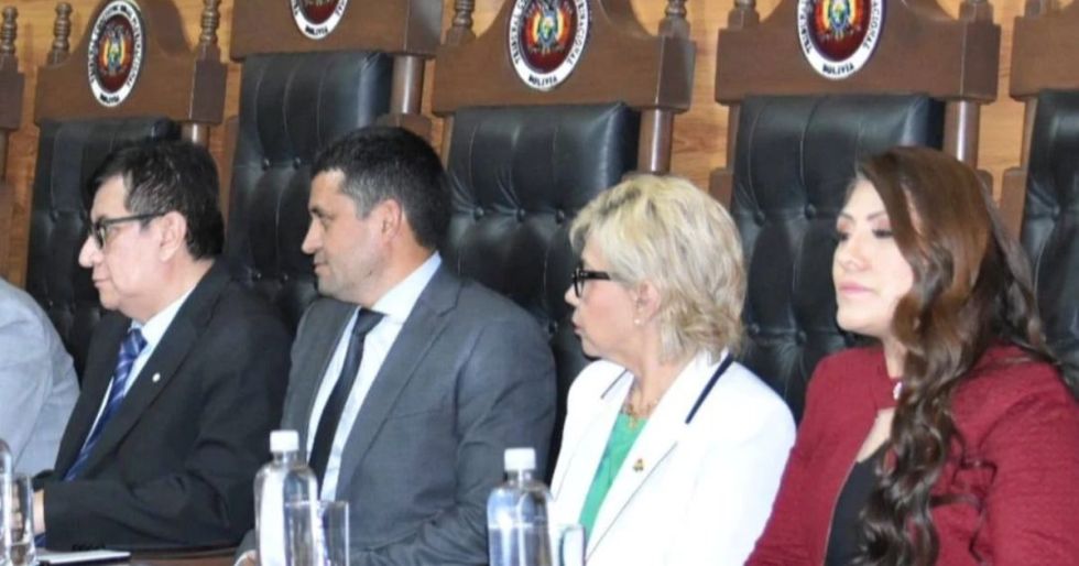 LaPatriaDigital's tweet card. La crisis del Tribunal Constitucional Plurinacional (TCP) se intensifica con la emisión de órdenes de captura para cuatro magistrados, marcando un punto crítico en la justicia boliviana.