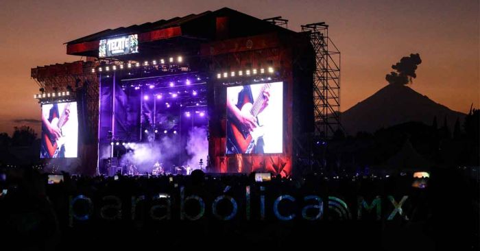 ParabolicaRed's tweet card. Genera festival intenso caos vial en la Recta a Cholula  El Foro Cholula del municipio de San Andrés Cholula, se vió abarrotado este sábado debido a la celebración del Festival Tecate C...