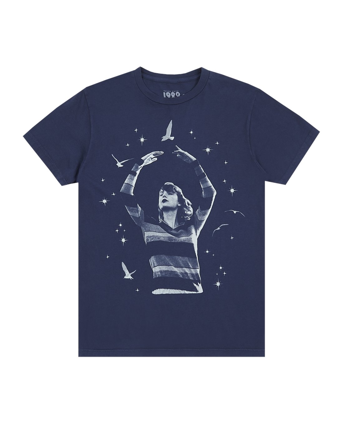 AlertsForMerch's tweet card. Navy t-shirt featuring photo of Taylor Swift with seagull and star design printed on front and "1989 Taylor's Version" album title printed on back.Standard fit.100% cottonLimit 10 per order.Machine...