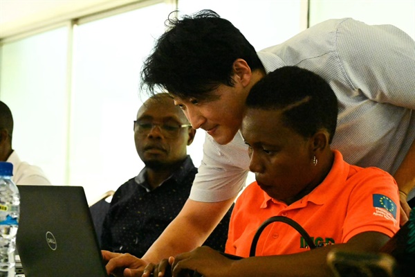 OhmyNews_Korea's tweet card. 국제개발협력의 날을 맞아 모잠비크 UNDP 프로그램 분석가 황주원 씨의 이야기를 들었다. 그는 사이클론과 홍수가 잦은 모잠비크에서 기후변화 대응과 재난 경보 시스템을 구축하는 일을 하고 있다. 대학 시절 우간다 봉사활동을 계기로 국제기구에 관심을 갖게 된 그는 네팔 지진 현장에서 '예방 가능했지만 대비가 없었던...