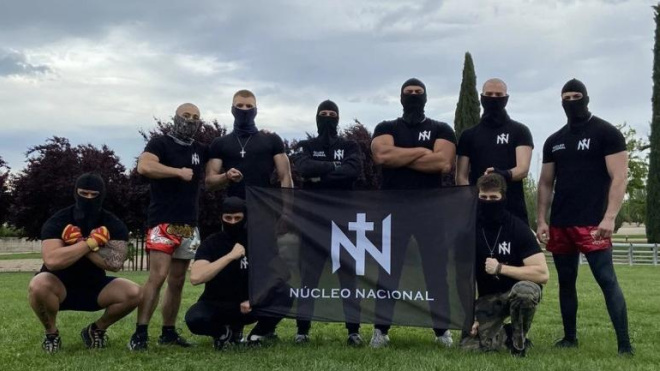 Miquel_R's tweet card. Los nazis y fascistas son más útiles que nunca para los intereses de quienes realmente manejan el cotarro y los usan como fuerza de choque de sus propios intereses....