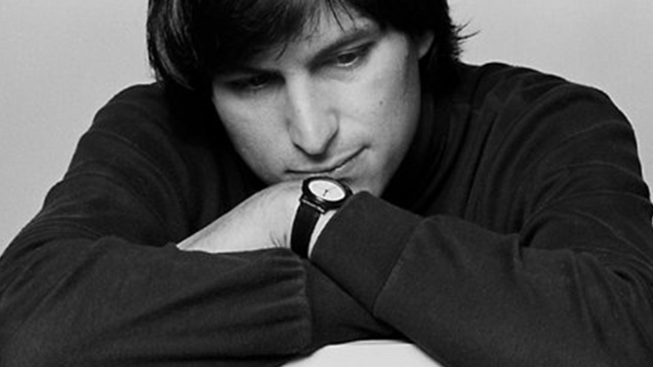 Design_Kay's tweet card. "스티브 잡스는 '나쁜 놈(asshole)'도 꽤 괜찮을 수 있다는 걸 증명했다" (애플 수석 에반젤리스트, 가이 가와사키) "잡스와 함께 일하는 건 만만치 않았다. 그는 세상에는 ‘신’과 ‘골빈놈’만 있다는 극단적인 시각을 가지고 있었다" (매킨토시 엔지니어, 빌 엣킨슨) "스티브 잡