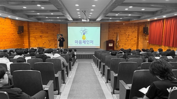 OhmyNews_Korea's tweet card. 경찰관으로 근무하며 자살예방 강사로 활동 중인 필자가 수능 직후 고3 학생들을 대상으로 진행한 자살예방 교육 경험을 공유한다. 학생들은 수능 이후 복잡한 감정과 고민을 안고 있었지만, 강의에 집중하며 긍정적인 피드백을 남겼다. 한국은 OECD 국가 중 자살률 1위 국가로, 특히 청소년과 청년층의 자살률이 높다. 필...