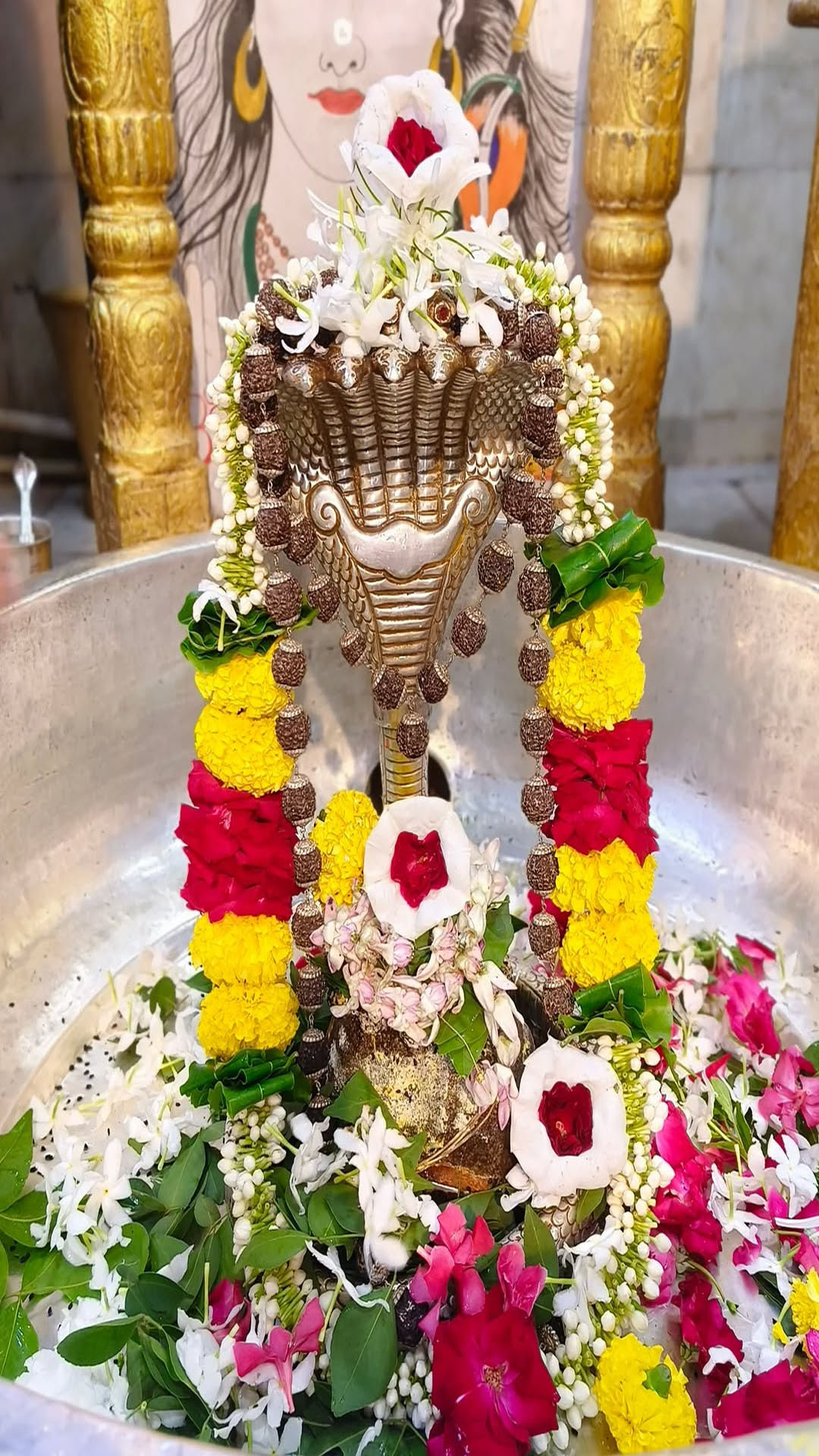 sandeshnews's tweet card. શ્રી કુબેરેશ્વર મહાદેવ કુબેર ભંડારી મંદિરના આજના શ્રૃંગાર દર્શન