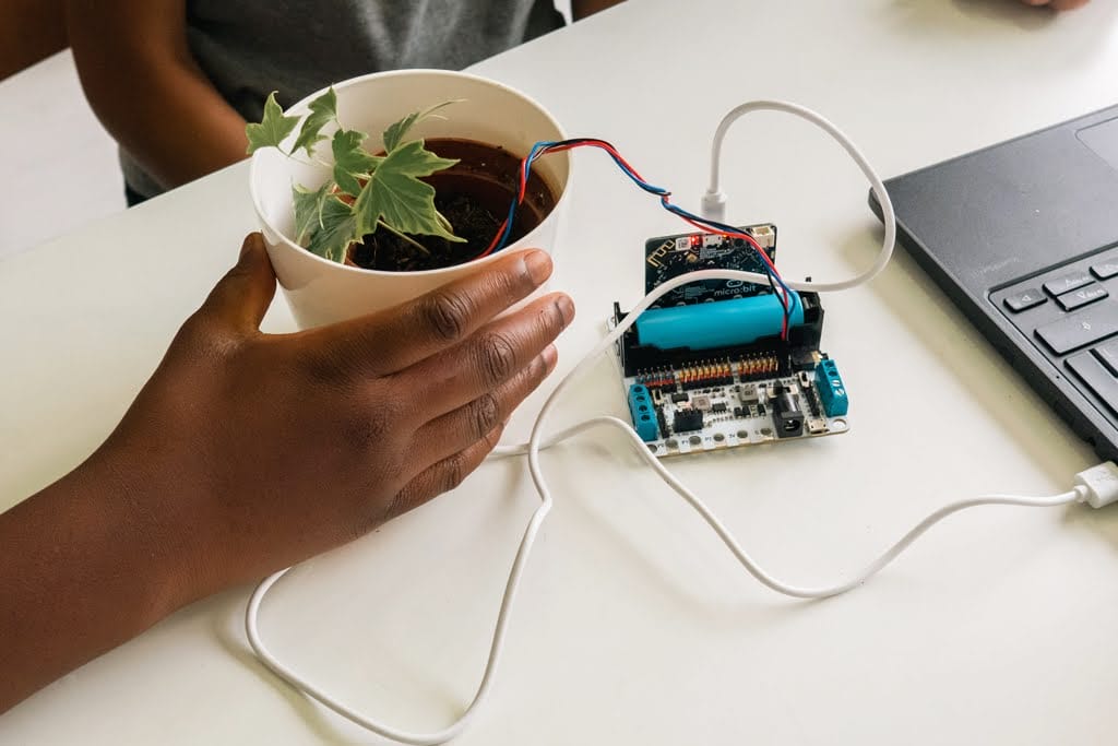 Make_and_Learn's tweet card. Descobreix com la micro:shield transforma l'educació STEAM a les aules, oferint als docents eines innovadores per preparar l'alumnat amb habilitats pràctiques per al futur. Aprofita al màxim la...