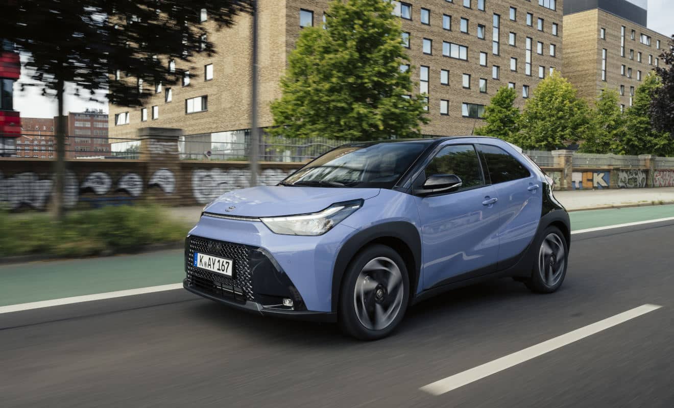 autogazette's tweet card. Der japanische Hersteller Toyota steht zum Kleinwagen. Und nun bringen die Japaner sogar einen Vollhybriden in den Aygo X.