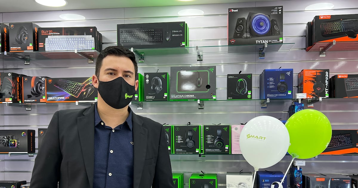 SmartChileCL's tweet card. El dueño de la tienda comenzó este emprendimiento reparando celulares.