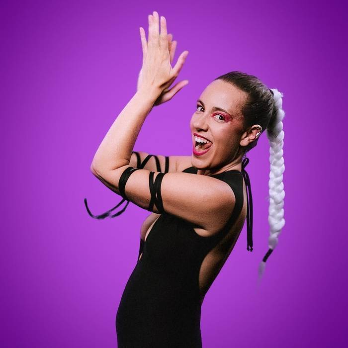 ArabakoALEA's tweet card. Bueltan da Zuriñe Hidalgo abeslari gasteiztarra, lau urteko isilunearen ondoren. Kala Naiz proiektu berria dakar oraingoan, Seiurte taldearen bertsio batekin.