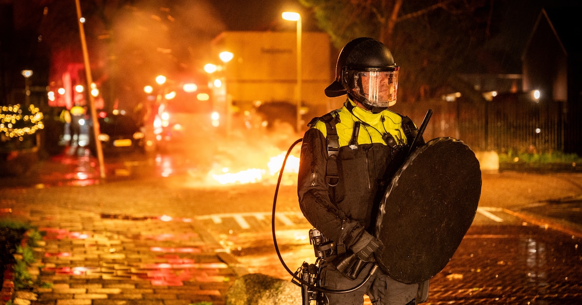Politiebond's tweet card. Een grote en groeiende groep agenten ziet het niet meer zitten om als lopende schietschijf ingezet te worden tijdens de jaarwisseling. Politiemedewerkers vinden dat de politiek veel te weinig doet om...
