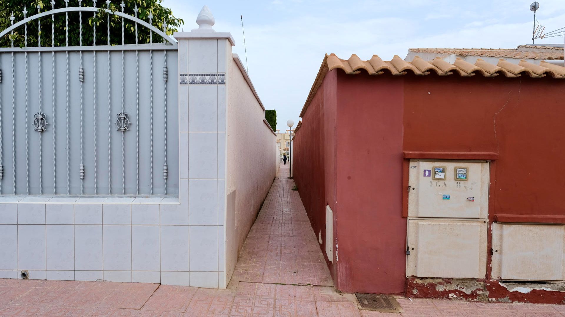 feminicidio's tweet card. Cloe, de 15 años, murió este domingo a manos de, presuntamente, El Rayo, su exnovio , de 17. El entorno de los chicos apuntan a un crimen machista -