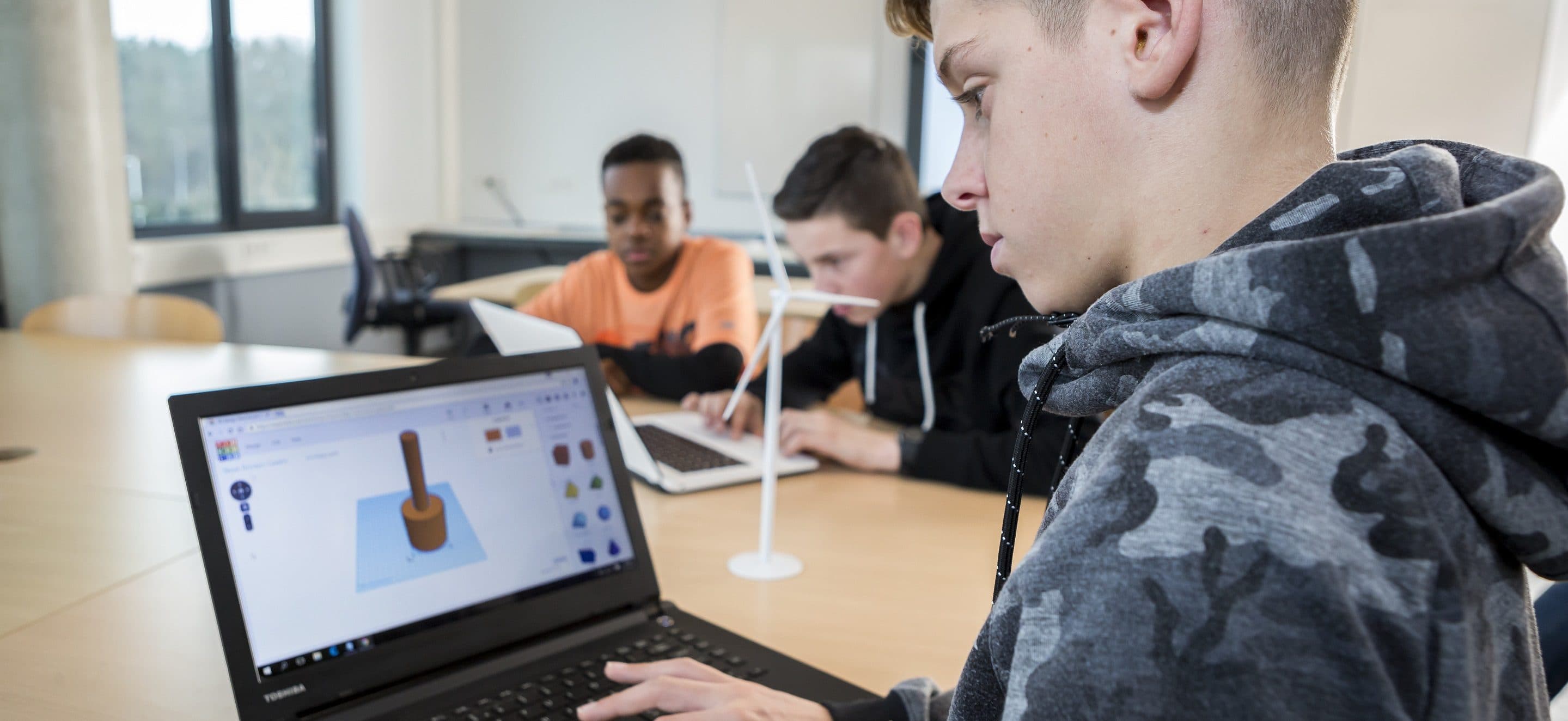 Jet_Net's tweet card. Nu alle scholen gesloten zijn en iedereen thuis aan de slag moet, zijn handige online tools meer welkom dan ooit. Uiteraard voor de afwisseling voor leerlingen, maar ook ter inspiratie voor de...