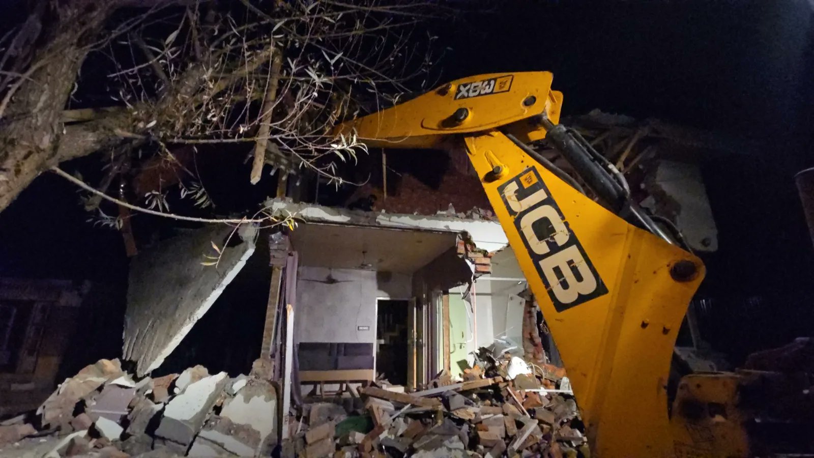 RisingKashmir's tweet card. Ganderbal, Nov 25: Authorities on Tuesday carried out a major demolition drive in Satrina Kangan area of central Kashmir’s Ganderbal district, where two illegally constructed buildings and a tin sh…