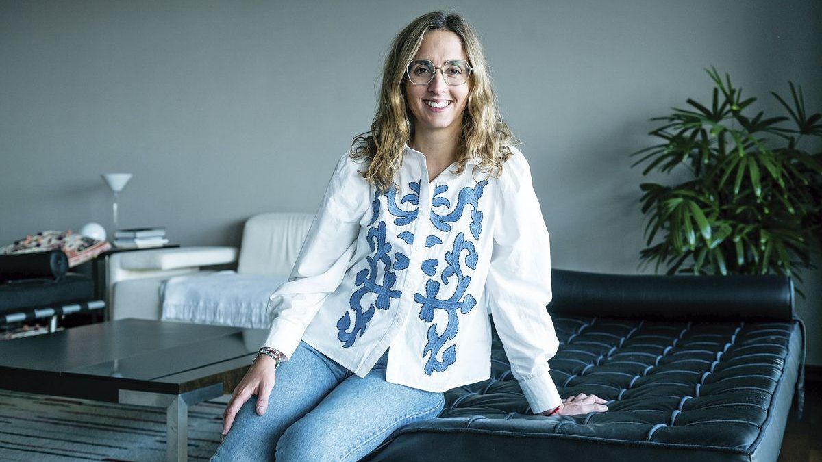 galeriarevista's tweet card. Tiene una fuerte presencia en Instagram, sale en radio y TV, es conferencista y busca democratizar su mensaje a través de su libro, De gastadora a inversora