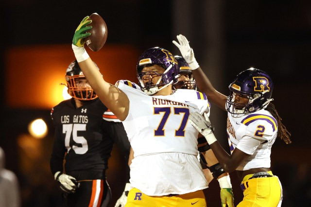 DarrenSabedra's tweet card. Riordan, Pittsburg, St. Francis, San Ramon Valley standouts lead all-Bay Area News Group preseason offensive line list.