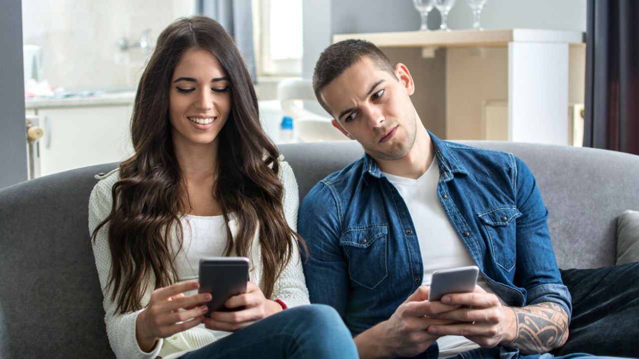 AplicAndroid's tweet card. Todos los días, recibimos docenas de mensajes y preguntas sobre lo aterrador que es la realidad de que alguien puede espiar tu móvil sin instalar software.