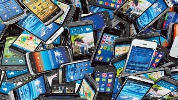 ManuBuildingnxt's tweet card. The Department of Telecommunications has disconnected over 85 lakh mobile connections to combat fraud, including 78.33 lakh from fake documents. New guidelines mandate verification of Points of Sale,...