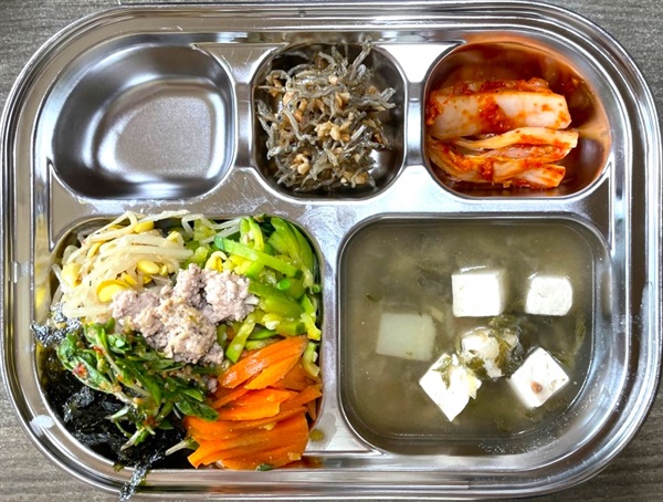 OhmyNews_Korea's tweet card. 자연과 인간이 하나 되는 비빔밥매달 한 번, 생태어린이집의 점심시간은 특별해진다. 제철 채소로 가득 찬 한 그릇음식이 식판을 채운다. 아삭한 콩나물과 달큰한 무, 감칠맛을 더하는 고기볶음, 봄 내음이 가득한 봄나물 비빔밥은 아이들에게도