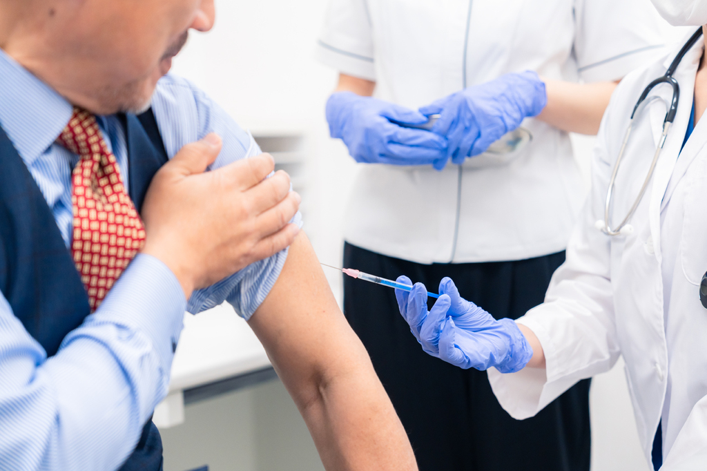 WEDGE_ONLINE's tweet card. HPVワクチンと言えば、「女性の子宮頸がんを防ぐ」とのイメージが強いが、実は海外では男性の接種が当たり前になりつつある。同ワクチンをめぐっては、今、日本で大きな格差が二つ生まれている。男性の接種率の遅れと女性の接種率の都道府県格差の二つだ。