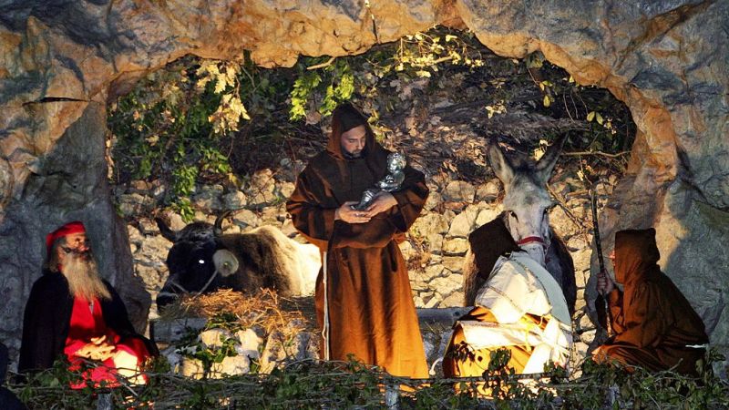 CNNEE's tweet card. En el pequeño pueblo italiano de Greccio, hace 800 años, Francisco de Asís decidió celebrar la Navidad recreando el nacimiento, lo que se convertiría en una de las tradiciones más arraigadas del...