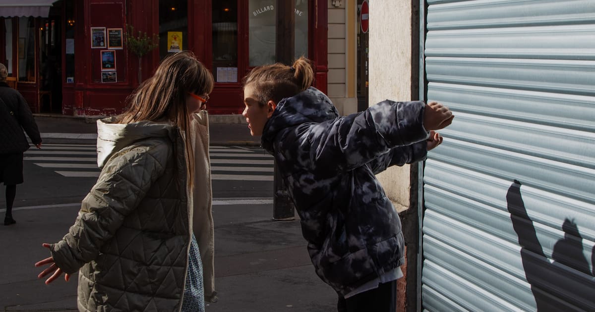 libe's tweet card. L’environnement urbain est devenu souvent hostile aux plus petits. Un constat qui inquiète les sociologues, alors qu'Emmanuel Macron appelle au «réarmement démographique» en France.