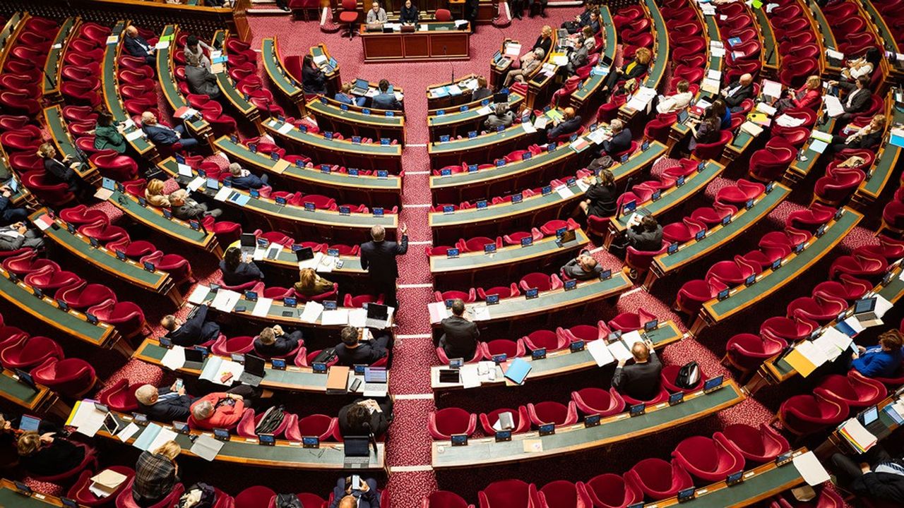 LesEchos's tweet card. Plusieurs amendements socialistes proposent d'instaurer un emprunt obligatoire pour les contribuables les plus fortunés, à hauteur de 5 à 6 milliards d'euros l'an prochain. Matignon refuse l'aspect...