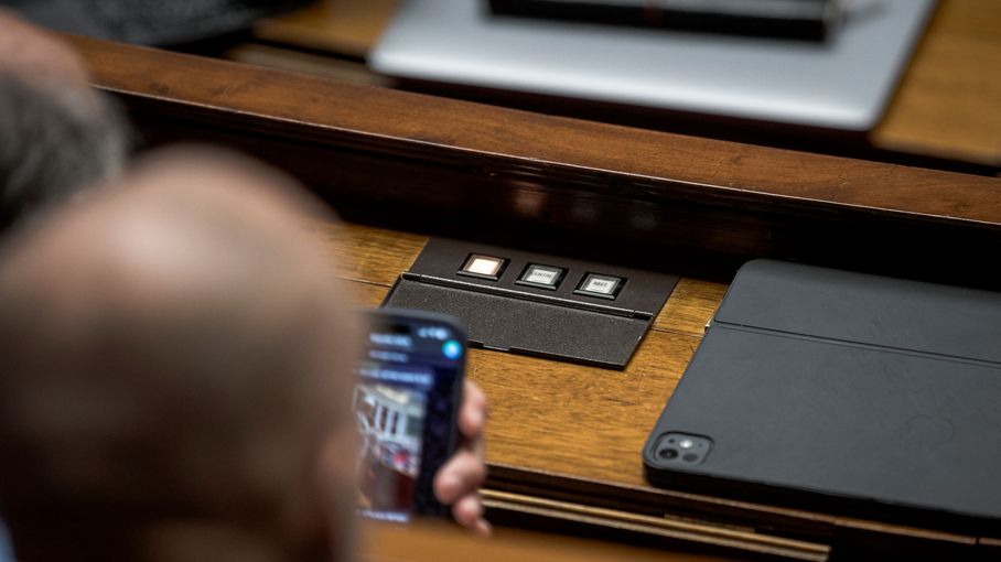 MargauxDuguet's tweet card. Le vote s'annonce plus serré que prévu alors qu'une partie de la gauche envisage de se prononcer contre cette suspension, qu'elle juge insuffisante.