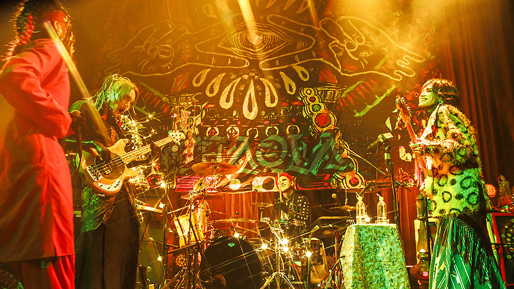 barks_news's tweet card. CHAQLA.”が10月11日、東京・浅草花劇場にてワンマンライヴ＜CHAQLA. 劇場公演「芸達者」＞を開催した。同公演のオフィシャルレポートをお届けしたい。 結成から約2年でヴィジュアル系シーンの台風の目となっているCHAQLA.が、浅草花劇場で単独公演＜芸達者＞を開催した。舞台は、肌寒い風が吹き抜ける雨の浅草。歴史的名所であるとともに、今では世界中の観光客に向けて伝統と最新トレンドが入...