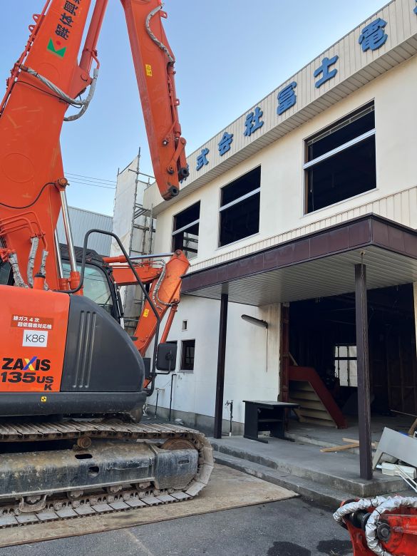 Fuji_reactivity's tweet card. 総務部Yです 長野支店旧社屋の解体工事が始まりました 多くのお客様に支えて頂き 千曲市に開設して今年で２６年目 当時の専務が開店に向けて奔走していたのを 思い出します　1999年　私も若かったです(笑)