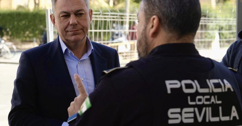 Navarroantolin's tweet card. El alcalde se ve obligado a proclamar lo obvio ante la Policía Local