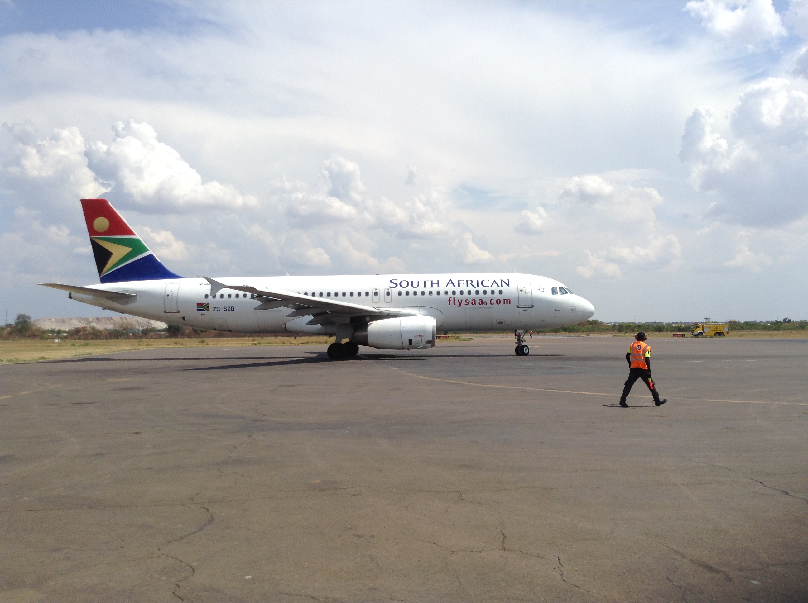 radiookapi's tweet card. Chaque compagnie aérienne opérant en RDC devra désormais percevoir 30 dollars auprès des passagers des vols internationaux. C’est ce que stipule le contrat de partenariat signé par le Gouvernement