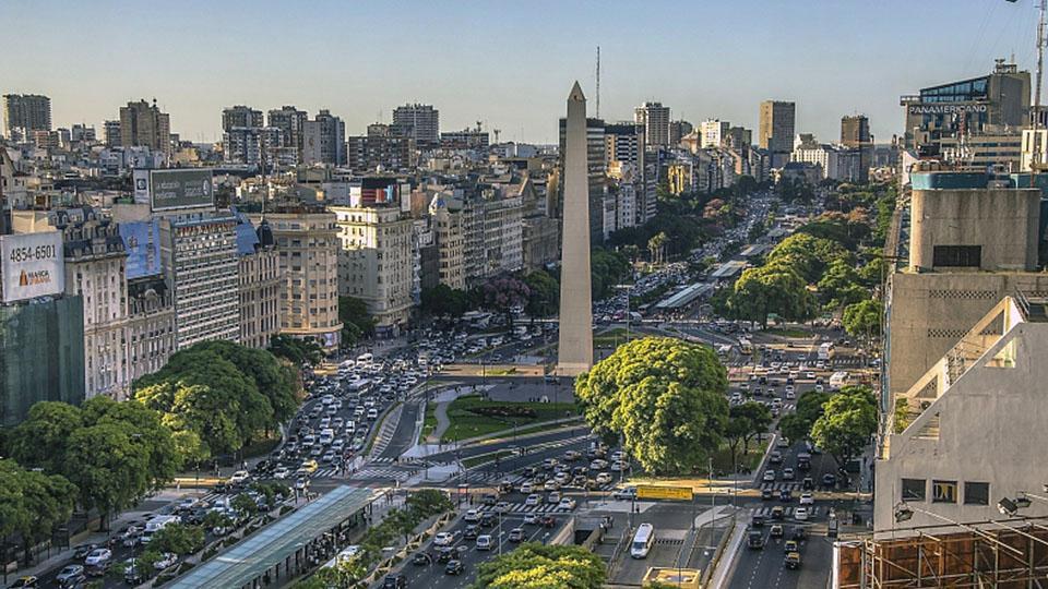 cgtnenespanol's tweet card. El país sudamericano registró en el octavo mes del año una subida de precios del 7 %, ubicándose 0,4 % por debajo de la inflación reportada en julio, la cual constituyó el número inflacionario más...