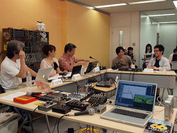 korg_inc's tweet card. 日曜日はニコ生「あそビバーチェ!」を多数ご覧頂きありがとうございます。番組収録中の写真を載せました。#korg #microsampler #asovivace