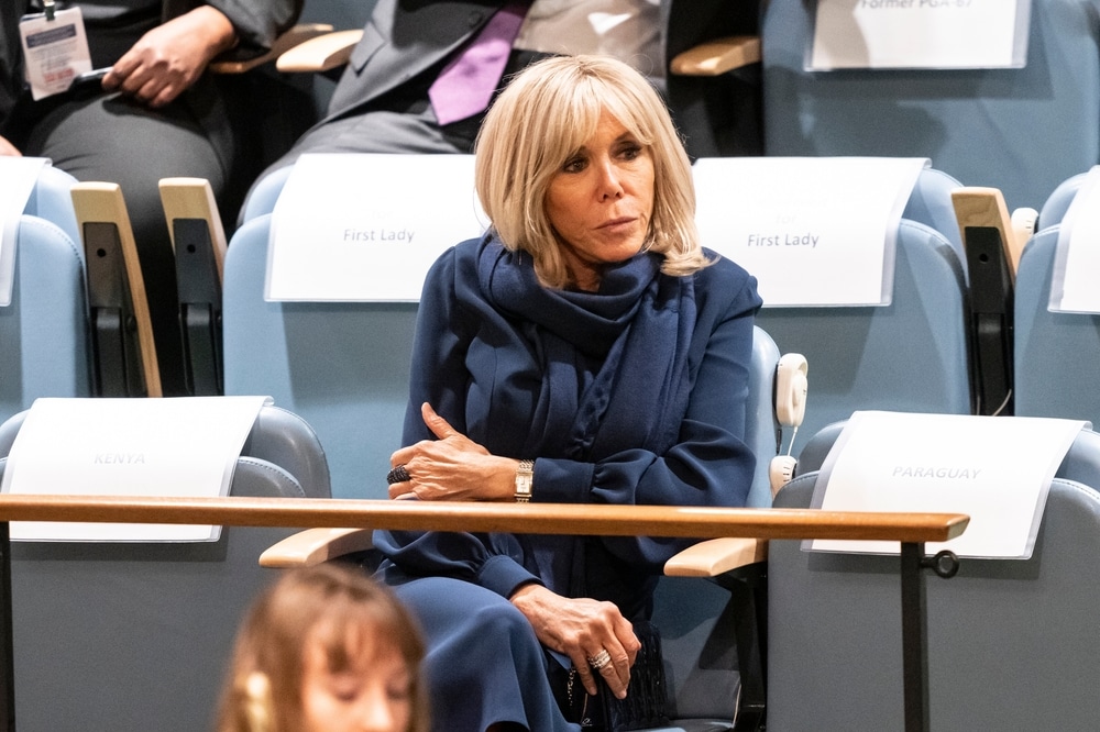 JusteMilieu3's tweet card. Selon Le Canard enchaîné, Brigitte Macron aurait détourné 2 millions d’euros des Pièces Jaunes pour financer e-Enfance, une association dirigée par une proche du pouvoir. Un mélange de charité, de...