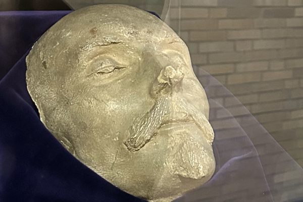 Jean_Marie_Ward's tweet card. A library in Germany displays a likeness that some believe is William Shakespeare.