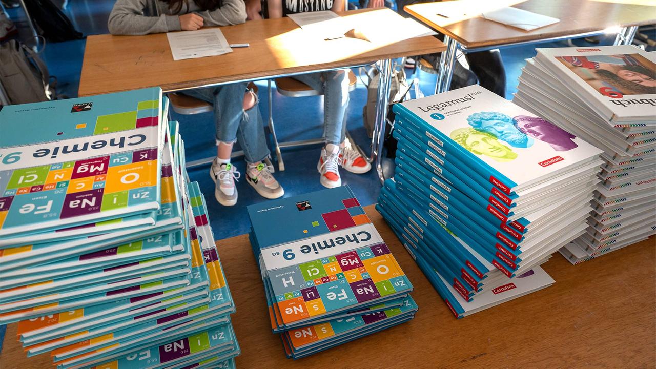 tagesschau's tweet card. Der Schulanfang nach den Sommerferien ist mit einigen Anschaffungen verbunden. Vor allem bei Schul- und Lehrbüchern müssen Eltern nun tiefer in die Taschen greifen, denn die Preise sind stark...