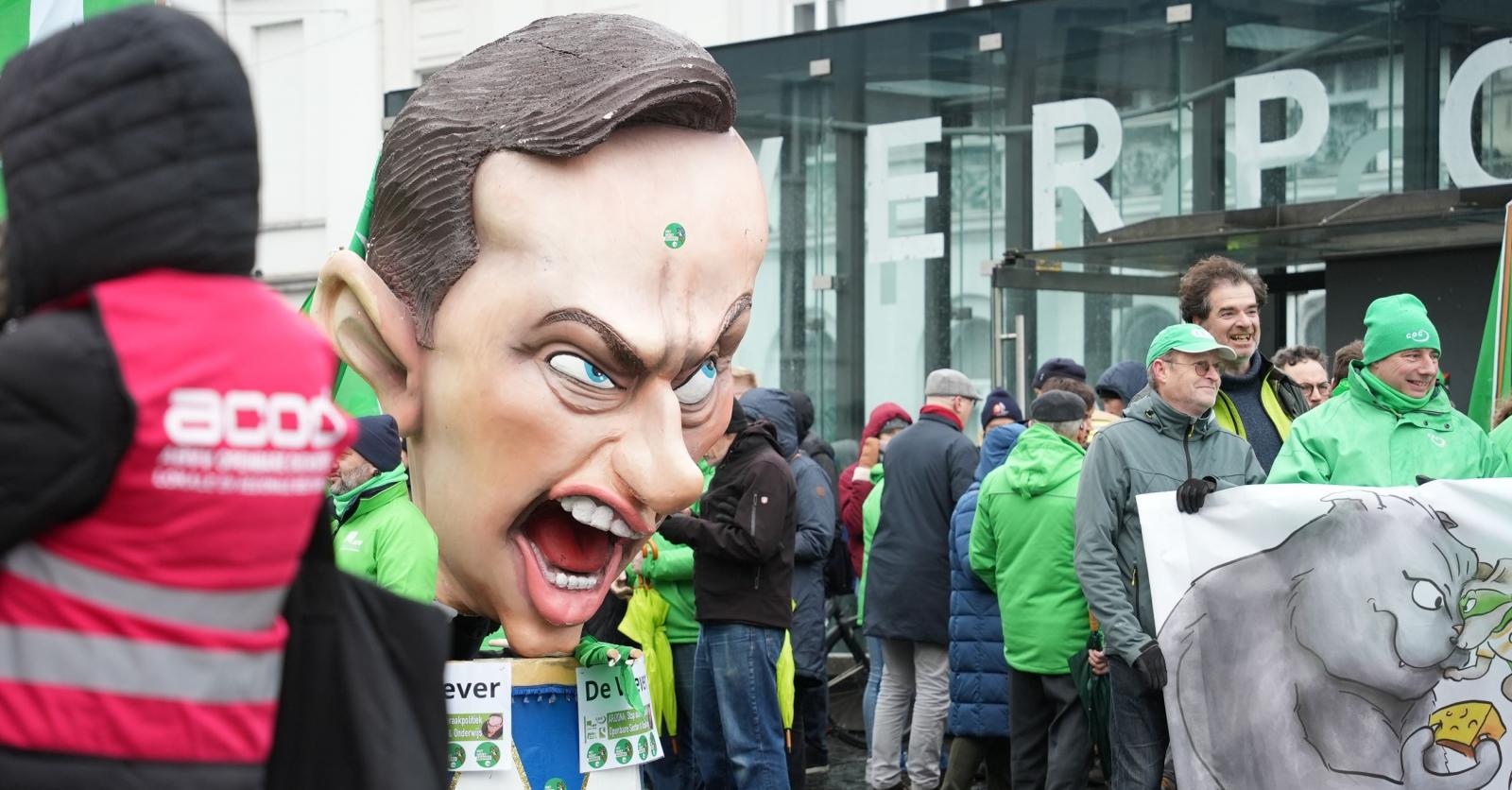 trendsbelgique's tweet card. En ce début de semaine, à la RTBF, un délégué syndical rouge reprend les termes du président de la FGTB, Thierry Bodson: "Nous voulons faire très mal à