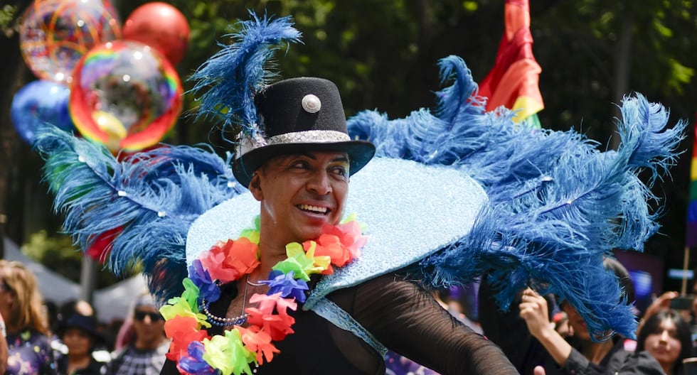 TutorAcademico's tweet card. Banderas de colores flameando por el aire, brillantina y un espacio seguro, todo esto y más se vivió en la Marcha del Orgullo, una fecha donde se celebra la diversidad, pero también se alza la voz...