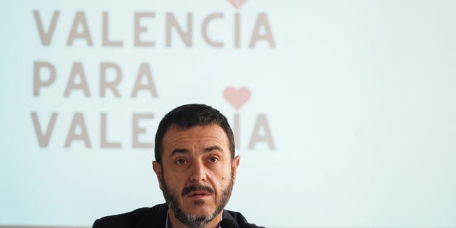 conversedijulio's tweet card. O meglio, perché dovremmo comportarci come Ricard Camarena, chef bistellato valenciano.