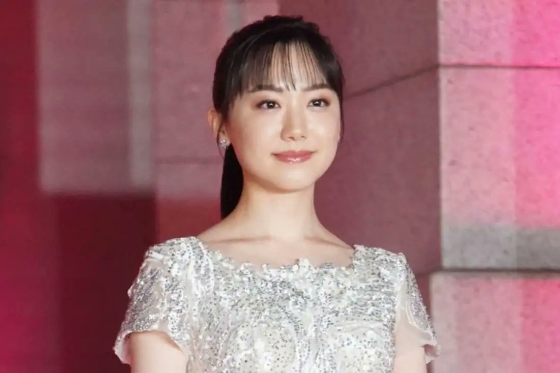 mantanweb's tweet card. 　俳優の芦田愛菜さんがこのほど、東京都内で行われた、「時をかける少女」「サマーウォーズ」などで知られる細田守監督の最新作となる劇場版アニメ「果てしなきスカーレット」（11月21日公開）のジャパンプレミ…