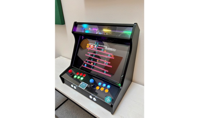 ElettronicaOpen's tweet card. https://it.emcelettronica.com/arcade-fai-da-te-con-arduino-uno-q-e-retroarch