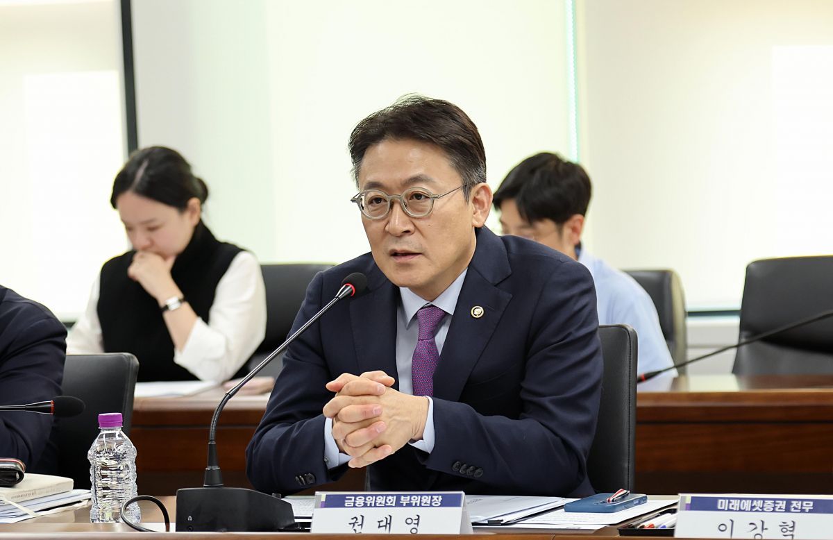 TheKukminDaily's tweet card. 권대영 금융위원회 부위원장이 빚을 내서 주식에 투자하는 ‘빚투’를 두고 “그동안 너무 나쁘게만 봤는데 레버리지의 일종”이라고 4일 말했다.권 부위원장은