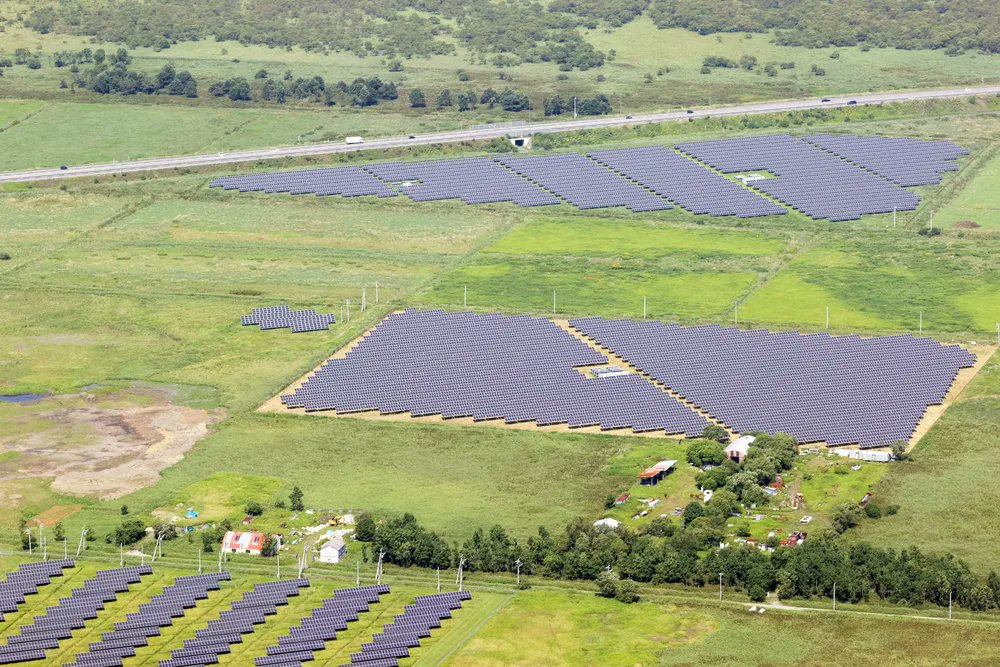 JmaxTopics's tweet card. 【釧路】釧路湿原国立公園周辺で大規模太陽光発電所（メガソーラー）の建設を計画する日本エコロジー（大阪市）は、12月上旬にも釧路市昭和でメガソーラーの建設工事に着手する方針を固めた。予定地は絶滅危惧種で...