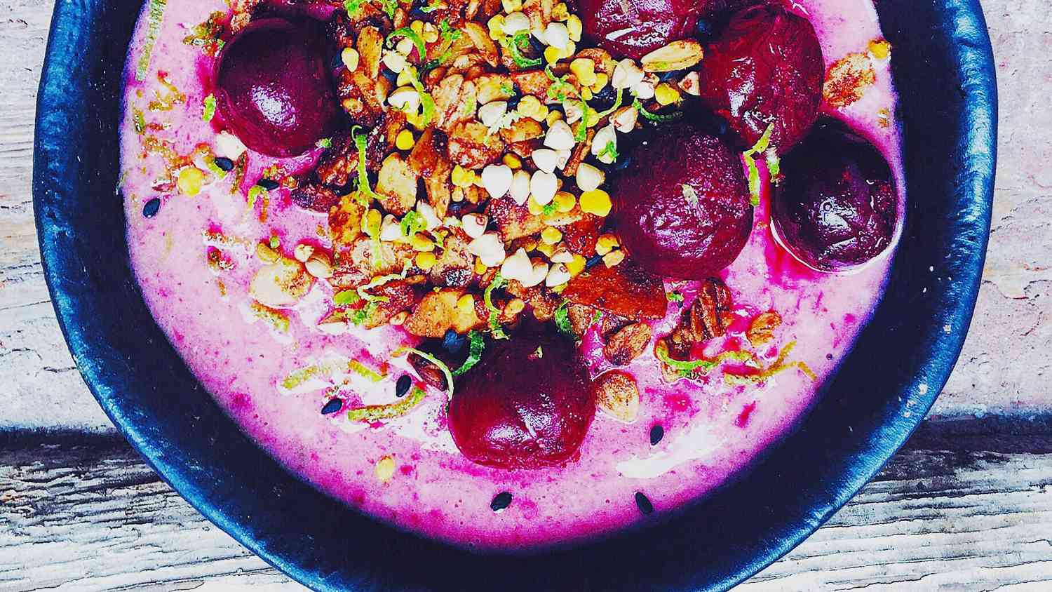 SimplctyCnsltnt's tweet card. Here's how to reduce inflammation with food: by upping your intake of anti-inflammatory ingredients in smoothies, says registered dietitian Frances Largeman-Roth.